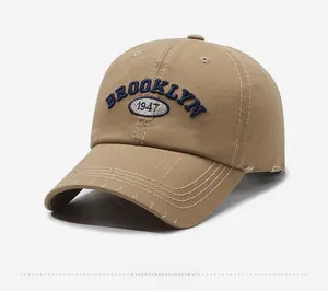 Dettaglio laterale del cappello kaki con ricamo Brooklyn e visiera con effetto logoro