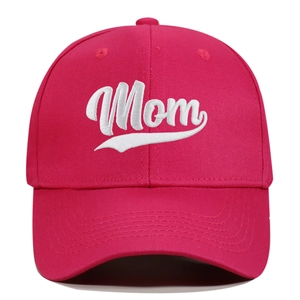 Λεπτομέρεια από λευκό κέντημα Mom σε ανάγλυφη μορφή σε ροζ βαμβακερό καπέλο μπέιζμπολ