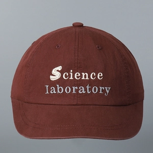 Λεπτομερής κοντινή λήψη του κεντήματος Science laboratory στην καφέ βαμβακερή καπέλο