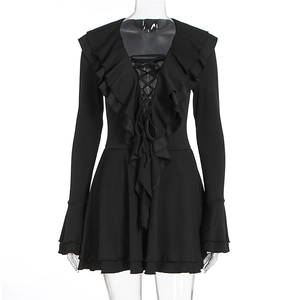 Détails du décolleté en V à volants et laçage croisé sur la robe noire à manches longues