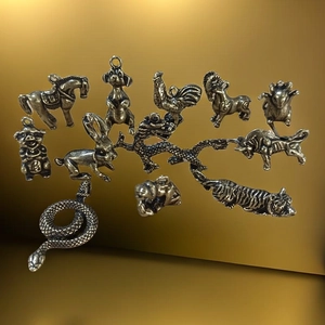 Vue détaillée de 12 pendentifs du zodiaque chinois en laiton avec textures gravées