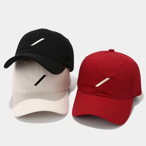 Minimalist cotton baseball cap with diagonal stripe embroidery in black, beige and red