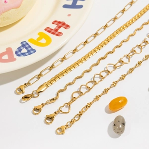Set mit fünf eleganten goldenen Edelstahlketten, inklusive Schlangen- und Herzgliedern