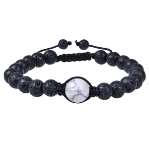 Dettaglio del bracciale regolabile in pietra lavica 12mm con perla effetto marmo bianco