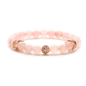 Nahaufnahme der roségoldenen Kronenanhänger und rosa Kristallperlen mit Mikro-Strass-Kugel