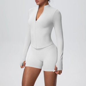 Détail de l'ensemble de sport blanc côtelé avec zip à col montant et passe-pouces aux poignets