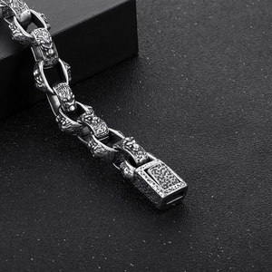 Gros plan détaillé du bracelet tête de lion rétro avec fermoir carré à texture antidérapante