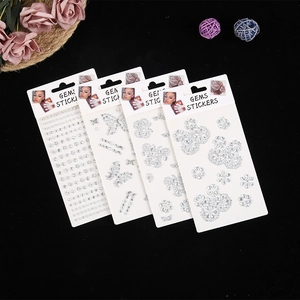 Lot de 4 autocollants bijoux de visage en acrylique avec fleurs, étoiles et papillons