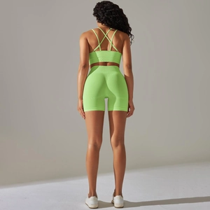 Rückansicht von neongrünem Yoga-Set mit Cross-Back-Sport-BH und gerippten Biker-Shorts