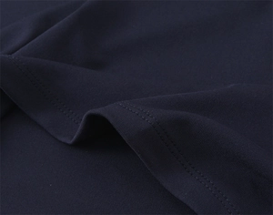 Détail de la robe bleu marine avec coutures doubles précises et maille fine de qualité