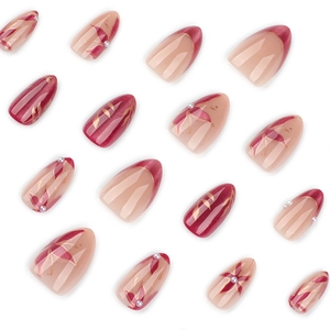 Faux ongles amande avec motifs floraux œil de chat et détails en perles