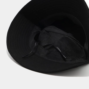 Détail du chapeau bob noir montrant la doublure en maille respirante et le ruban de réglage