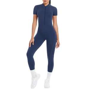 Combinaison de sport bleu marine à manches courtes, demi-zip et coussinets pour le yoga