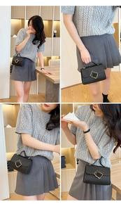 Detalle de bolso en cuero grabado negro con broche dorado lucido por una modelo real
