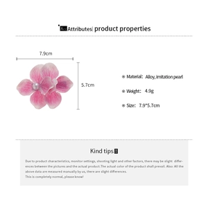 Detailed spec sheet showing pink floral hair clip dimensions of 7.9 by 5.7 cm and weight