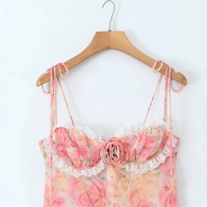 Robe d'été fleurie avec bordure en dentelle et fleur 3D sur cintre en bois