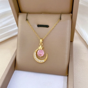 Detailansicht der goldene Mond-Stern-Kette mit rosa Edelstein und Pavé-Diamanten