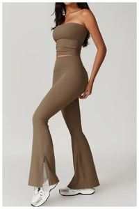 Détail d'un haut de sport marron sans bretelles et d'un pantalon de yoga évasé fendu