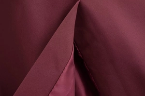 Détails de la texture du tissu bordeaux de haute qualité et coutures de la doublure