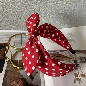 Detail eines rot-weiß gepunkteten Haarreifs mit modischem Knoten-Schleifen-Design