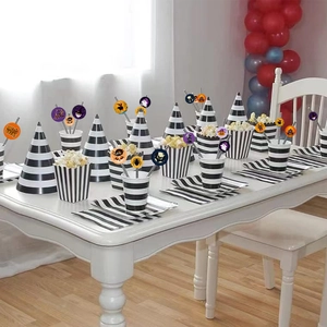 Halloween Party Geschirrset mit gestreiften Tellern, Bechern und Kürbis-Papiertrinkhalmen