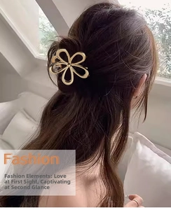 Gros plan détaillé d'une pince à cheveux fleur évidée dorée portée sur un chignon