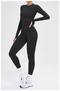 Détail de l'ensemble de sport sans couture noir avec passe-pouces et legging taille haute