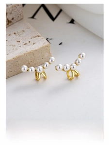 Detail of 925 silver gold pearl ear cuff with five graduated pearls in elegant curved design
