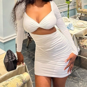 Abito aderente bianco sexy a maniche lunghe con dettaglio cut-out e design arricciato