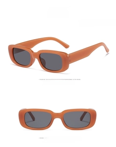 Détail de lunettes de soleil carrées ambre pour enfants avec verres gris et cadre rétro