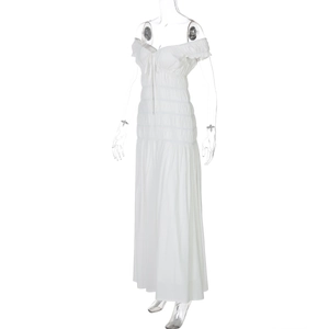 Détails de robe blanche avec texture élastique froncée et cordons de serrage ajustables