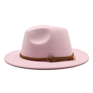 Cappello di feltro rosa con fascia intrecciata marrone e fibbia dorata su bianco