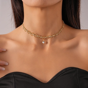 Gros plan d'un choker doré en dentelle avec design ondulé et zircons sur un mannequin