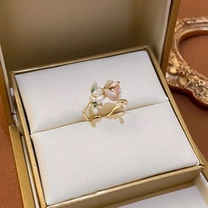 Detalle de anillo de flor de oro rosa con perlas de agua dulce en joyero elegante
