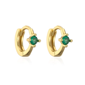 Squisiti orecchini a cerchio dorati con uno zircone verde rotondo dal design minimalista