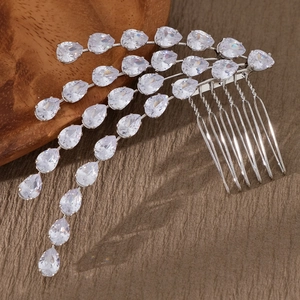 Dettaglio del pettine da sposa con nappe pendenti in zircone e denti in lega d'argento