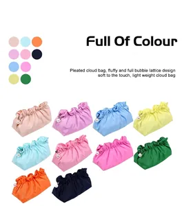 Selezione di trousse a nuvola pieghettate in 10 colori con ciondoli a perla e texture bubble