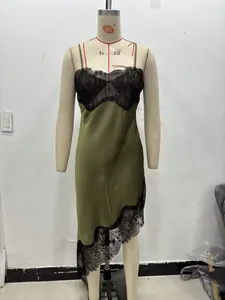 Détail de la robe en satin vert olive avec des bordures en dentelle florale noire fine