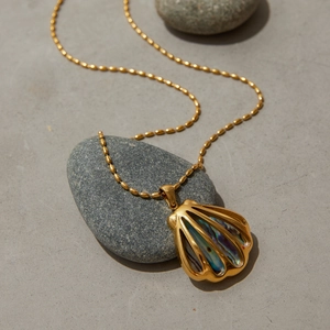 Detail der 18K Gold-Edelstahlkette mit einem natürlichen Abalone-Muschel-Anhänger