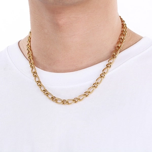 Primo piano della collana in acciaio inossidabile dorato con maglie testurizzate sul collo