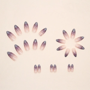 Faux ongles amande dégradé violet avec paillettes argentées et motifs de flammes