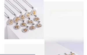 Gros plan de pendentifs du zodiaque plaqués or 18 carats avec gravures en relief