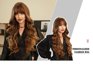 Détails de la texture des cheveux bouclés blonds dégradés et frange sur perruque