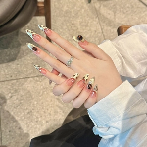 Faux ongles amande imprimé léopard français avec effet œil de chat et bijoux décoratifs