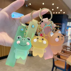 Gros plan de porte-clés animaux mignons en résine avec grenouille, poussin, ours et bracelet