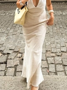 Elegante abito lungo bianco sporco con scollo a V e lacci sulla schiena per l'estate