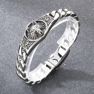 Detail of 316L stainless steel punk wolf head bracelet with rugged Cuban links for men