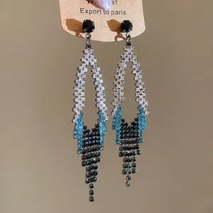 Boucles d'oreilles pendantes à franges en strass dégradé bleu avec design losange évidé
