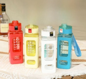 Detail view of four 700ml square sports bottles with straws and time marker scales