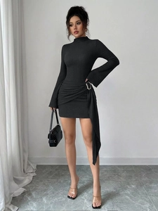 Robe courte noire élégante à manches longues évasées et boucle dorée à la taille